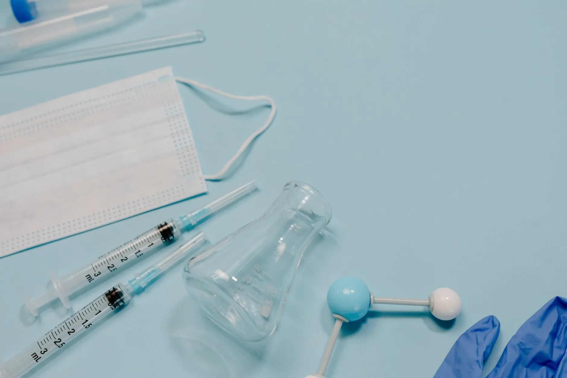 实体游戏光盘与数字下载的优劣势对比：手机游戏与单机游戏用户如何选择
